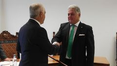 Julio �lvarez, a la derecha, en su reciente toma de posesi�n como alcalde