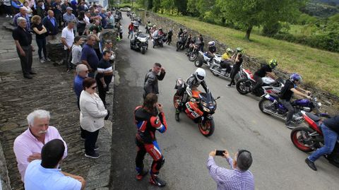 Los moteros fueron en caravana delante del coche fnebre desde el tanatorio de Quiroga a la iglesia de O Hospital