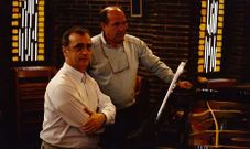 Pix�n, de pie, con el pianista Alejandro Zabala, que lo ha acompa�ado en la grabaci�n.