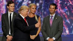 Trump saluda acompa�ado por su yerno Kushner, su hijo Donald y la esposa de este