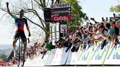 Paul Seixas celebra su victoria en la Flecha Valona tras cruzar la l�nea de meta.