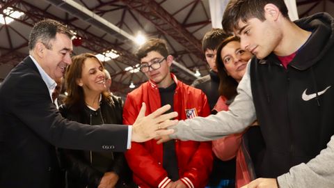 El conselleiro de Educacin, Ciencia, Universidades e FP, Romn Rodrguez, saludando a los participantes en el certamen Galicia Skills 2025.