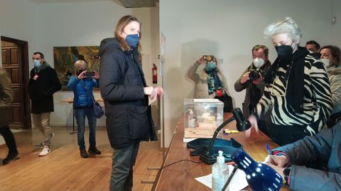 El candidato de Unidas Podemos, Pablo Fern�ndez, ejerci� su derecho al voto en Le�n