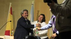 El ya alcalde Roberto Castro recibe la felicitacin de la portavoz municipal del PP de Ribas de Sil, Sandra Maca