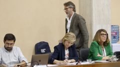 El alcalde Varela pasa tras las filas del PP en el sal�n de plenos.