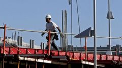 Imagen de archivo de un operario trabajando en un edificio en construcci�n en Pontevedra.