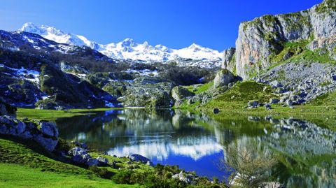 El lago Ercina, en Picos de Europa.El lago Ercina, en Picos de Europa