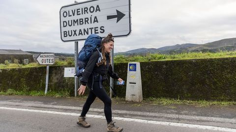 Peregrina a su paso por Dumbr�a, en el Cami�o a Fisterra 