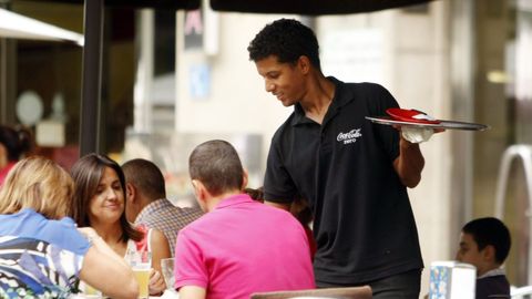 Un camarero en la terraza de un bar.