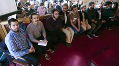 El diputado regional de Podemos, Andr�s Fern�ndez Vilanova (2i), y el concejal de Somos Oviedo, Rub�n Ros�n (i), junto al resto de acusados por la ocupaci�n del espacio social de La Madre�a, en Oviedo