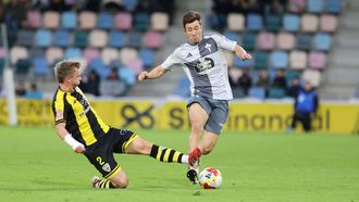 Be&ntilde;at Deje en el partido de la primera vuelta en una entrada a Sa&uacute;l Garc&iacute;a. 