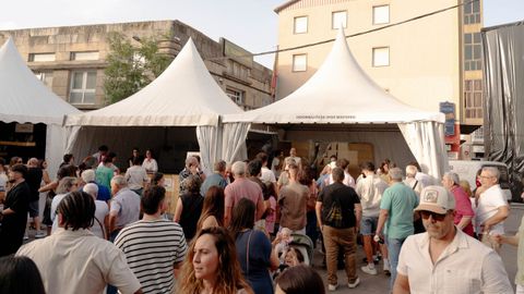 El p�blico comenz� a pasear por el recinto de la Feira do Vi�o de Monterrei en la Alameda de Ver�n.