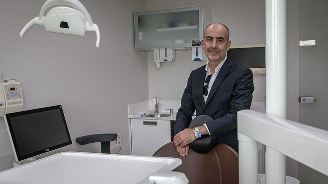 El doctor Gonzalo L�pez Castro, en su cl�nica de A Pobra. 