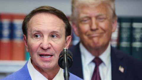 El gobernador de Luisiana, Jeff Landry, interviene en un acto en la Casa Blanca en presencia de Donald Trump