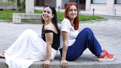 Elena Pazos y Alba Guzmn, ourensanas compaeras de piso y ganadoras de los premios de poesa y relato corto de la UVigo.
