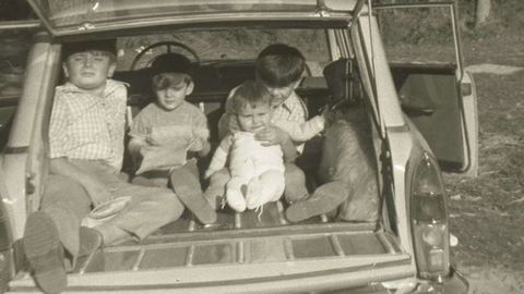 En el 1.500. Leiro de pequeo (delante del volante) junto a sus hermanos en el mtico Seat de su padre.
