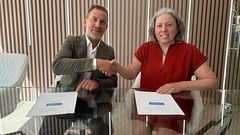 Representantes de Abanca y O Peirao, en la firma del acuerdo