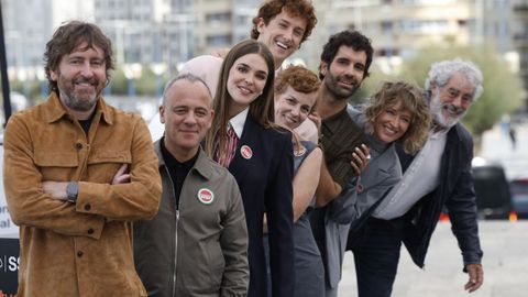 El realizador Daniel Sánchez Arévalo, junto a los actores Javier Gutiérrez, Judith Fernández, María Vázquez, Fer Fraga, Tamar Novas, Marta Larralde y Carlos Blanco, tras presentar su película «Rondallas».