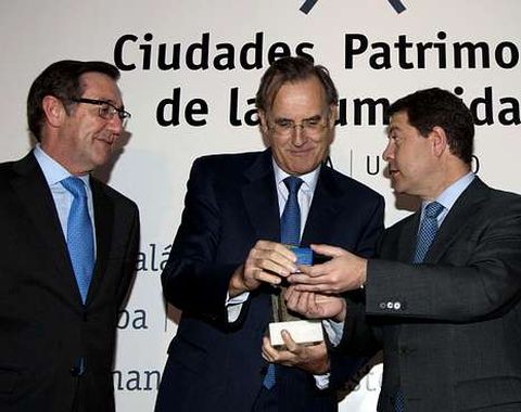 Arias, en presencia del alcalde de Santiago, recibe el premio.