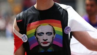 Imagen de archivo de un�manifestante�luciendo�una camiseta con la cara de Putin en el d�a del Orgullo Gay en Nueva York