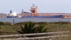 Mercante en el puerto de Alcoa