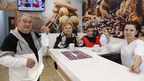 Clientes de la pastelera Diz, ayer, deseando ya el fin de la mascarilla obligatoria