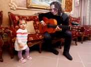 El cantaor lucense Kiki con su hija Manuela en la casa que tiene su familia en Fingoi. 