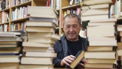 Manolo Pi��n, rodeado de libros en la biblioteca p�blica que fund� en San Mateo.
