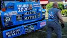 Un camionero, seguidor de Trump, con su veh�culo