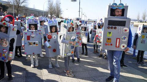 El colegio San Tom� desfilo por las calles de Cambados