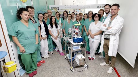 El Colibrí, la máquina ECMO, rodeado por profesionales sanitarios en la uci pediátrica del Hospital Teresa Herrera de A Coruña, el materno del Chuac. 