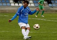 Iv�n Gonz�lez exhibe su calidad futbol�stica en un partido en el campo de O Savi�ao.