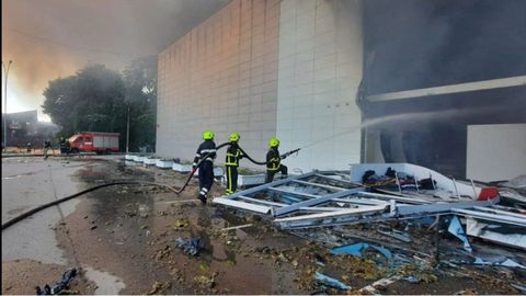 Bomberos de Ucrania luchan contra el incendio 