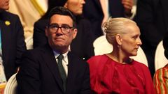 El primer ministro del Reino Unido, Andy Burnham, junto a su esposa, Marie-France Van Heel, este jueves en la ceremonia de inauguraci�n de los Juegos de la Commonwalth, en Glasgow.