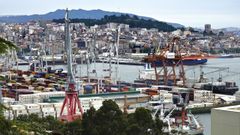 Vista de la ciudad desde el muelle de contenedores