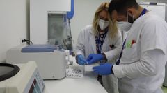Dos investigadores trabajando en el nuevo laboratorio que acaba de estrenar el CHUO