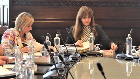 La presidenta del Parlamento catal�n, Laura Borr�s, junto a la vicepresidenta Alba Verg�s (a la izquierda), el pasado 26 de julio.