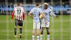 Pablo Meix�s habla con Bernard Somuah antes de lanzar el penalti que abri� el marcador para el Celta Fortuna ante el Zamora.