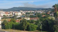 El fuego de A Canicouva ha originado una humareda muy visible desde toda la comarca de Pontevedra