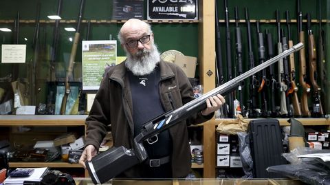 El comerciante Modesto Toribio-Rodr�guez muestra en la Armer�a Toribio un rifle de la marca Barnard, de fabricaci�n brit�nica, casi artesanal, para larga distancia y calibre 7mm. win. �Es una de las mejores armas que se pueden encontrar en el mercado, en mi opini�n, pero en estos momentos y desde el Brexit es casi imposible conseguir en Espa�a�, explica.