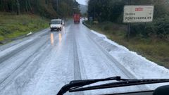 Extra�a espuma aparecida en la N-550, en Casalonga
