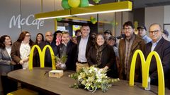 Katty López, en primer término, franquiciada de McDonald's, con el alcalde de Arteixo, responsables de la firma, y parte del equipo de nuevo local abierto en la localidad