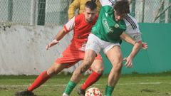 Jairo Campo esconde el bal�n ante la presi�n de �lex P�rez durante el partido disputado en A Marosa.