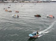 En la fotograf�a, un grupo de mariscadores a flote en el banco de As P�as. 
