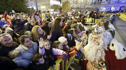 La Praza Maior estaba a rebosar para recibir a los Reyes Magos.