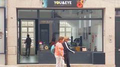 Escaparate de una tienda de Oporto que convierte la imagen del iris de los ojos en �souvenir� para turistas.