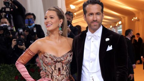 Blake Lively junto a Ryan Reynolds, a su llegada a la Met Gala