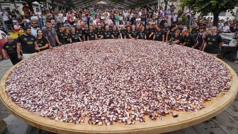 O Carballiño bate el récord de la tapa de pulpo más grande del mundo