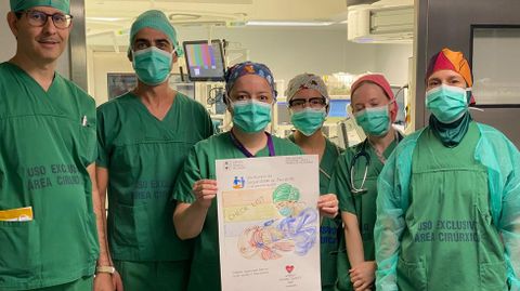 Personal del �rea quir�rgica del CHUO con el cartel conmemorativo del D�a de la Seguridad del Paciente.