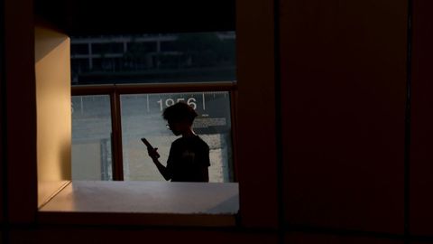 Un ni&ntilde;o mirando su tel&eacute;fono m&oacute;vil, en una imagen de archivo